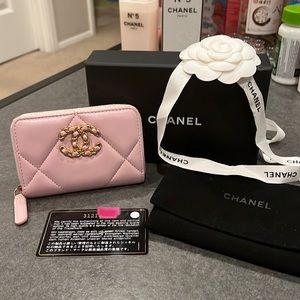 🔥🔥🔥 100% Authentic CHANEL Lambskin Quilted Chanel 19 Card Holder Light pink
